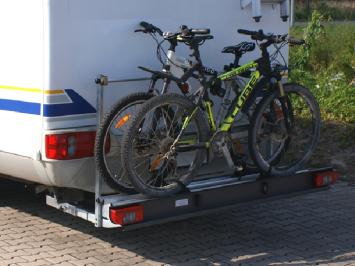 2 electrische fietsen op camper alkoof integraal camper